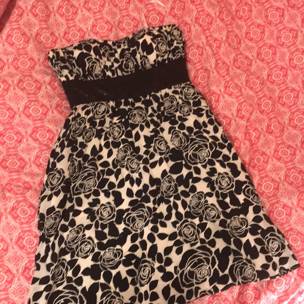 White House Black Market size 4 strapless